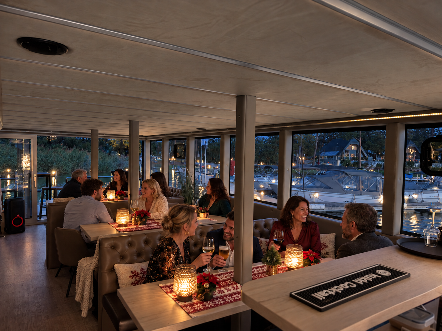 Gemütlicher Innenraum des Eventboots mit Bar und weihnachtlich gedeckten Tischen